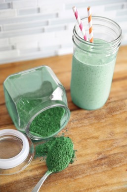 freeze dried and powdered greens and a green smoothie