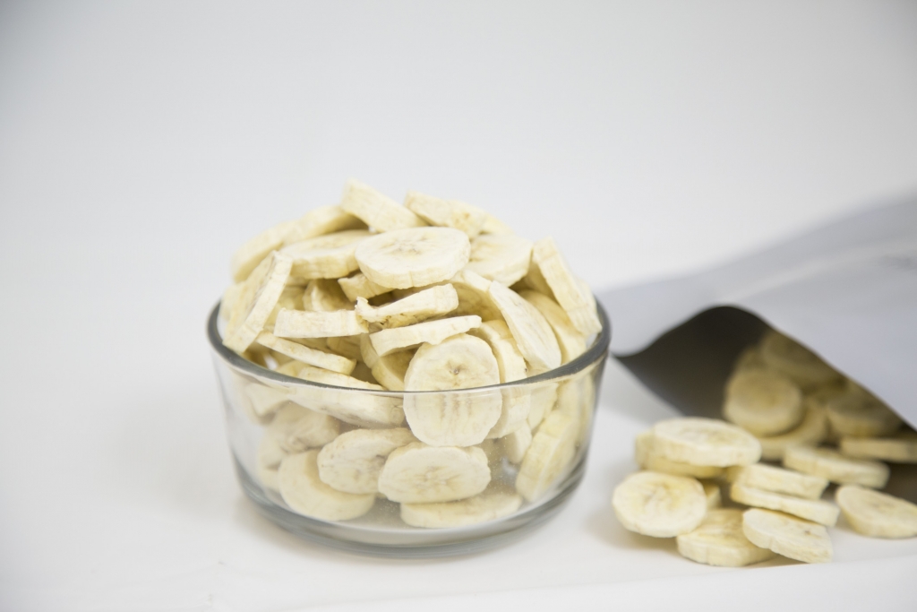 freeze dried bananas in a bowl and a mylar bag